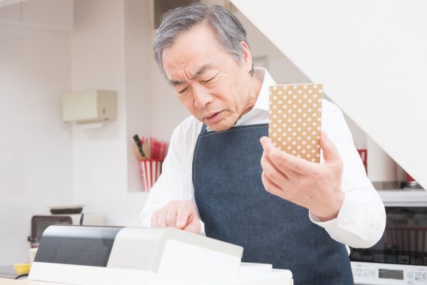 レジ打ちをする男性