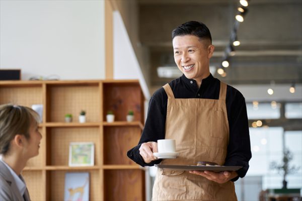 カフェで働く男性