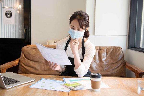 書類を見て悩む女性